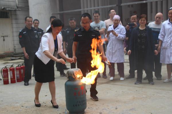 安化县人民医院开展消防安全常识培训及应急演练